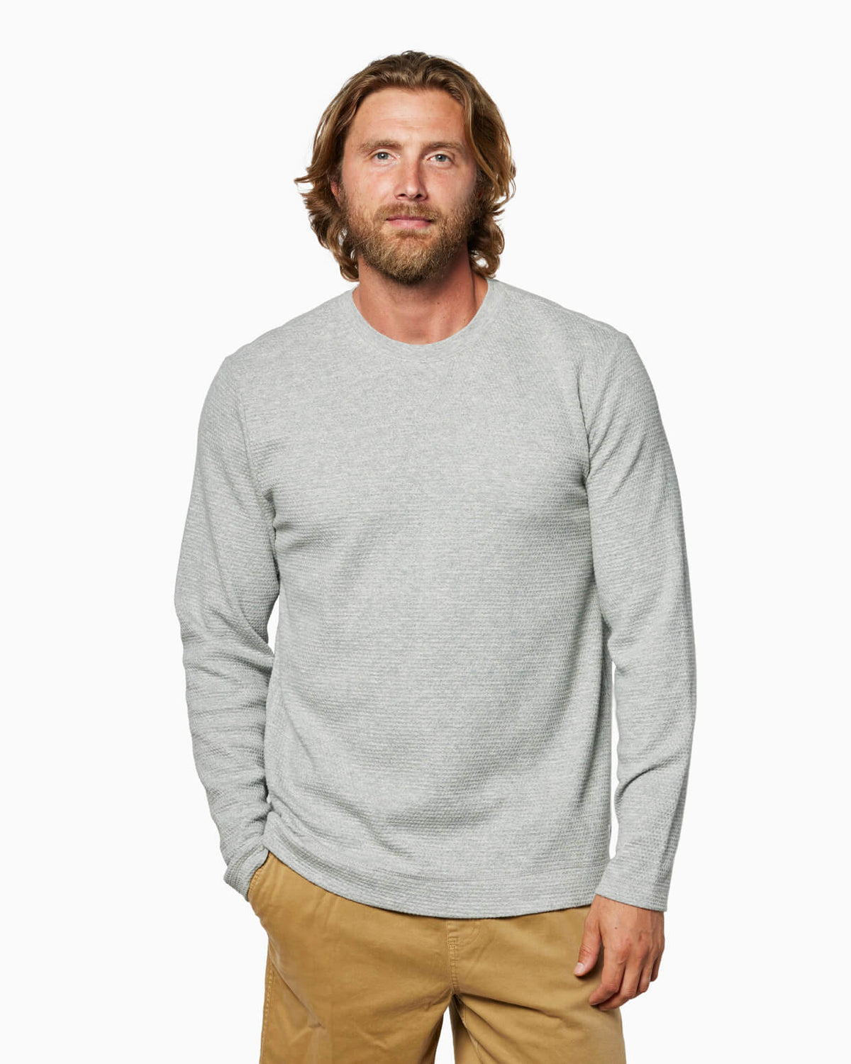Man wearing a light grey crewneck and pants on a white background
#color_heather light grey