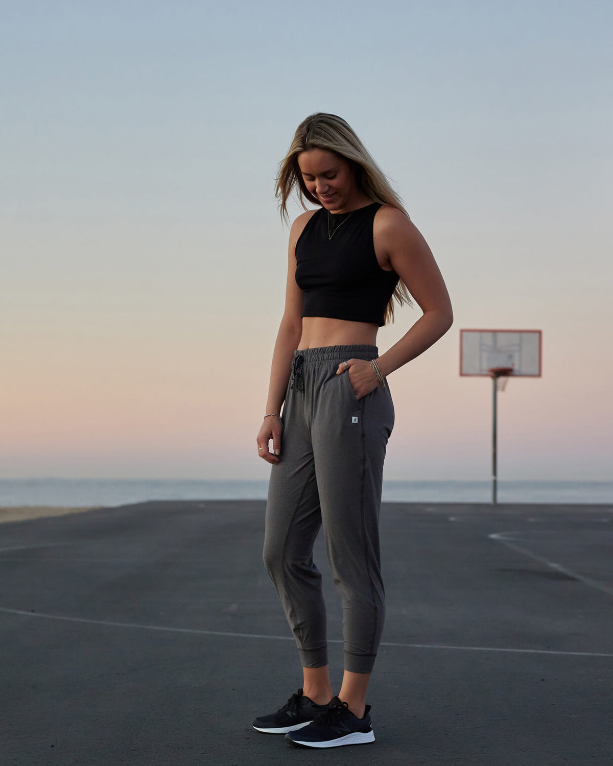 Cove Jogger | Women's HEATHER CHARCOAL lifestyle detail #color_heather charcoal