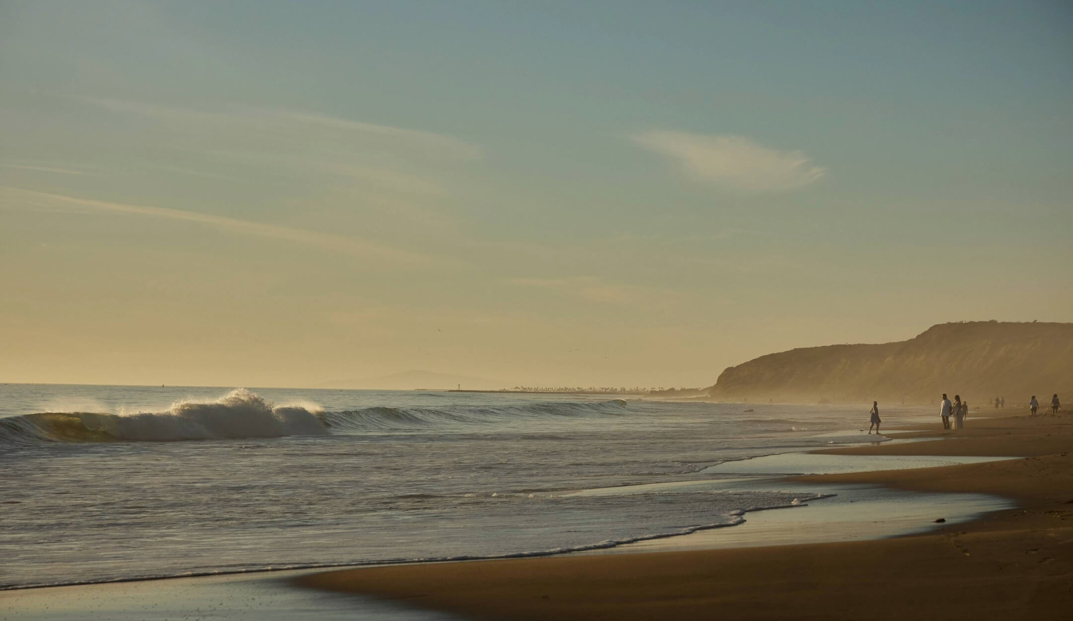 Men's end of season sale displayed on desktop view, showcasing an ocean landscape.